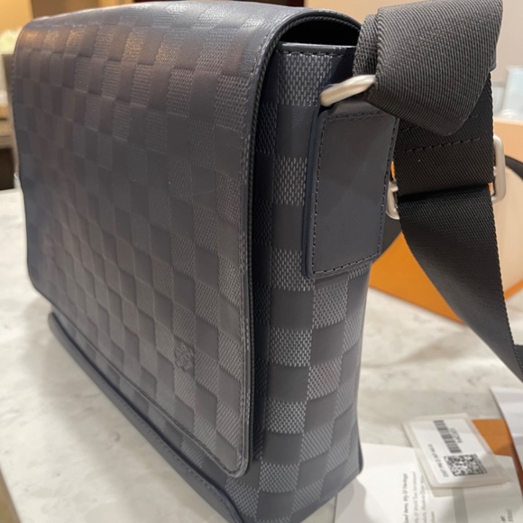 Louis Vuitton Men’s cross body bag - Picture 6 of 12